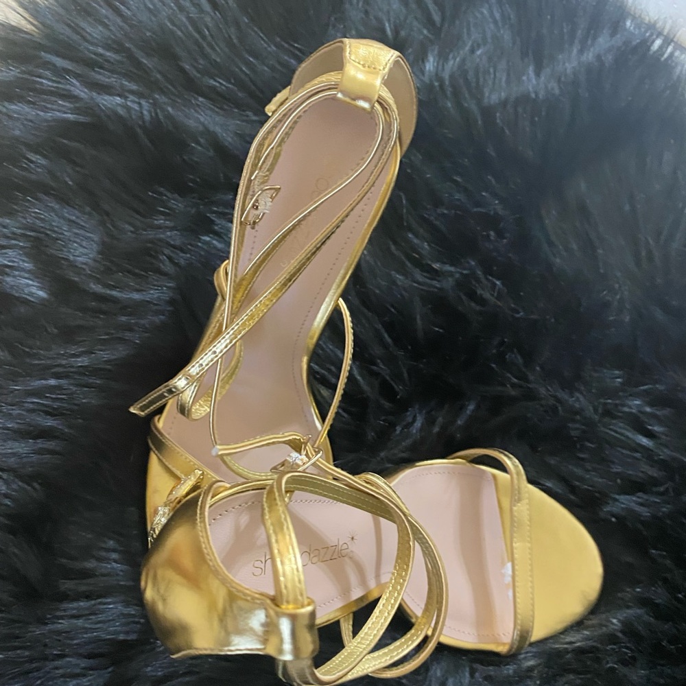 Gold serpent shoes design